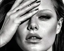 Camille Rowe uit de kleren voor Lui