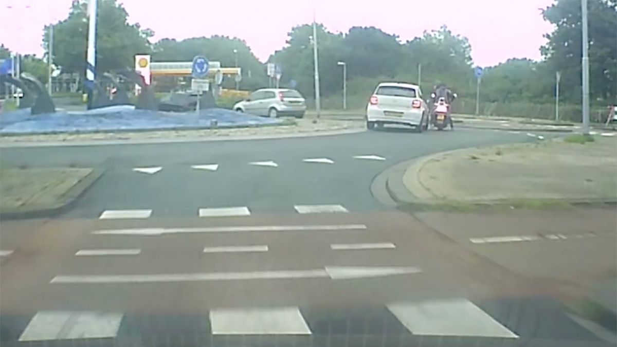 Ondertussen in Rotterdam: Scooter-aso gefrustreerd na mislukte inhaal-actie