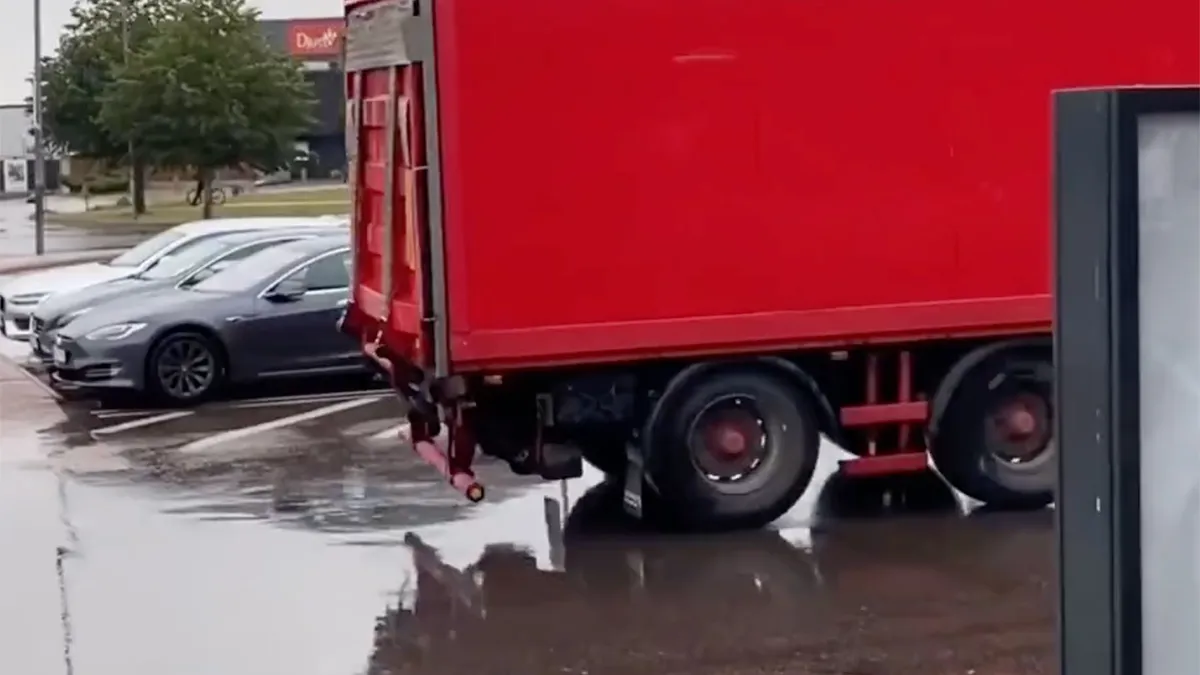 Eh, die trailer kun je daar niet parkeren