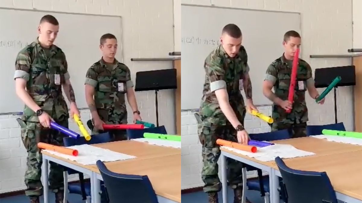 Muzikanten van Korps Mariniers spelen een muziekje