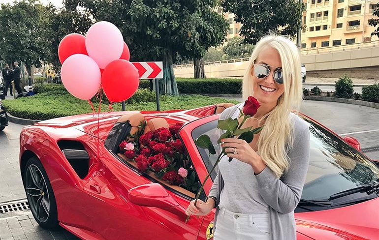 Chick krijgt Ferrari met bos bloemen voor Valentijnsdag