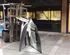 Ramkraak met heftruck in Rotterdam