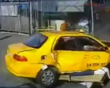 Heftige klapper bus na aanrijding met taxi