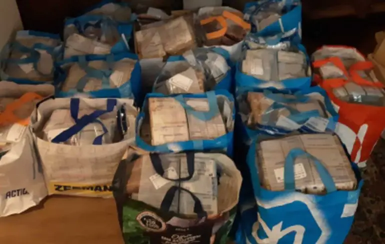 Zo ziet ruim 12 en half miljoen euro in boodschappentassen er dus uit