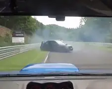 Bijna crash op Nurburgring vanuit 3 hoeken