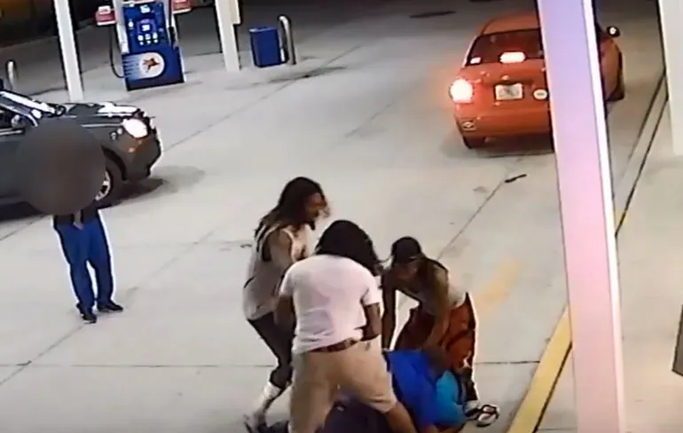 4 gasten vliegen iemand aan om pakje sigaretten