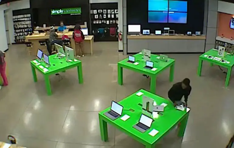 Brutale boeven gaan er vandoor met 4 MacBooks