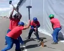 4 mannen nemen het op tegen paaltje