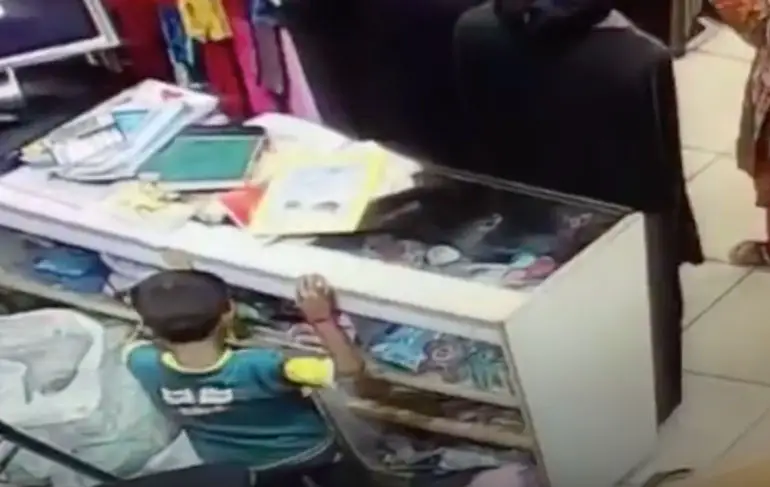 6-jarig jochie steelt met hulp van moeder en zusje uit kledingzaak Dubai