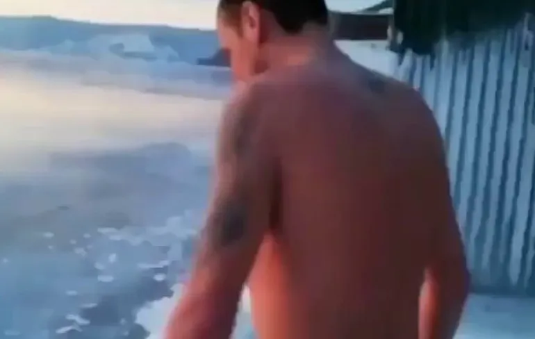 Gast heeft zo zijn eigen manier van nieuwjaarsduik maken