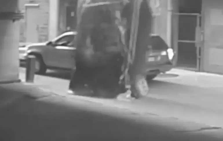 Vrouw rijdt BMW van 7e verdieping parkeergarage