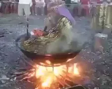 Thaise bejaarde wokt zichzelf