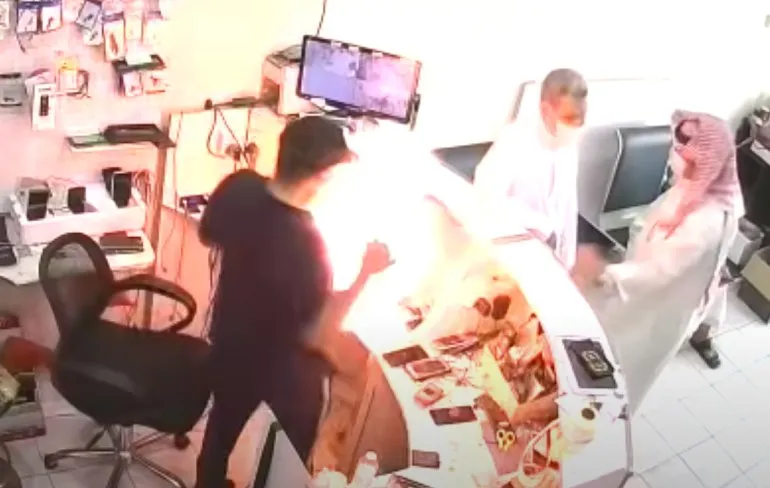 Telefoonmonteur kwam goed weg na steekvlam uit accu