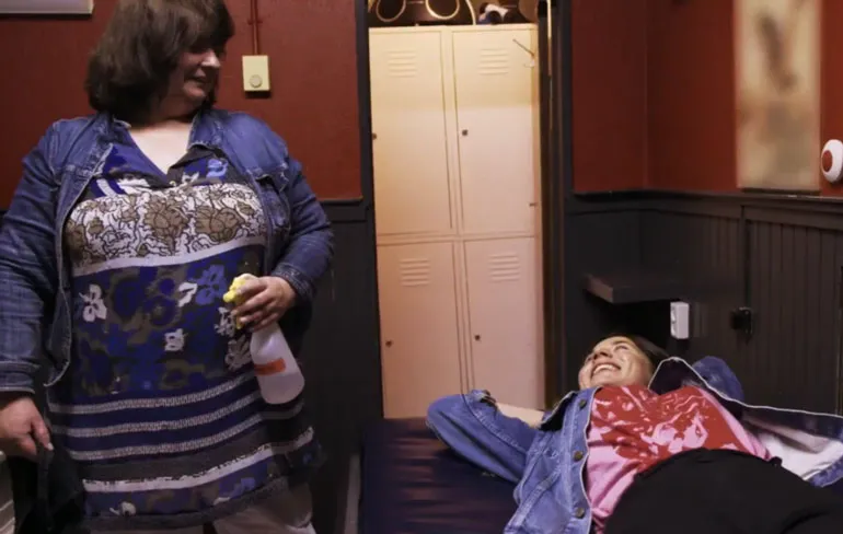 Achter de Wallen: Schoonmaakster Henny