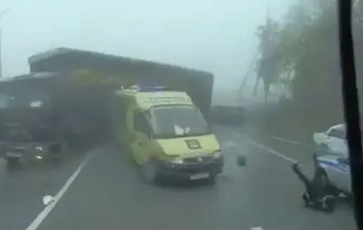 Botsing tussen ambulance en vrachtwagen laat agent vliegen