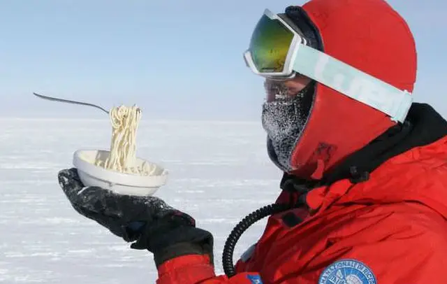 Buiten koken in Antarctica is nog best lastig