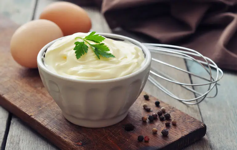 Verse arm mayonaise vanuit de bron