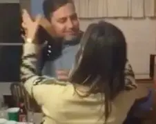 Vrouw met taart denkt man te pranken
