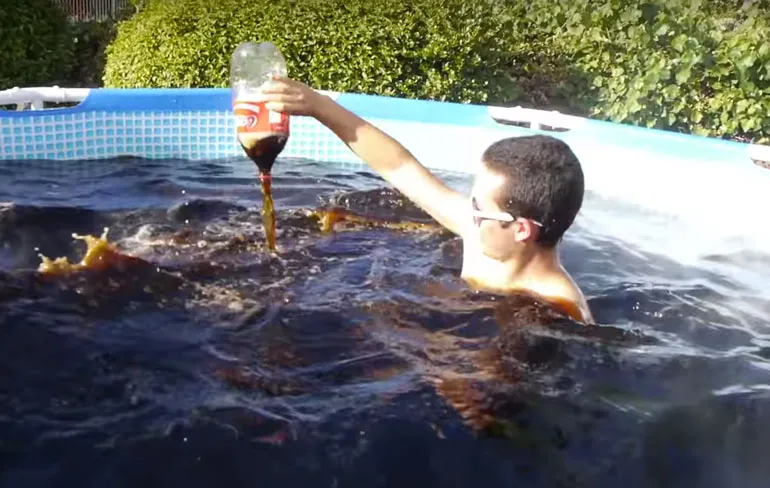 5678 liter Coca-Cola in bad om Drone in te vliegen