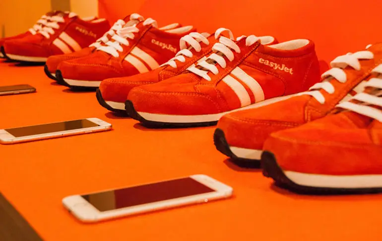EasyJet sneakers en wegwijzers