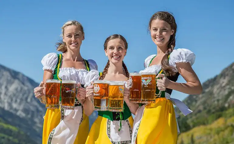 Zo tapt men dus bier tijdens Oktoberfest