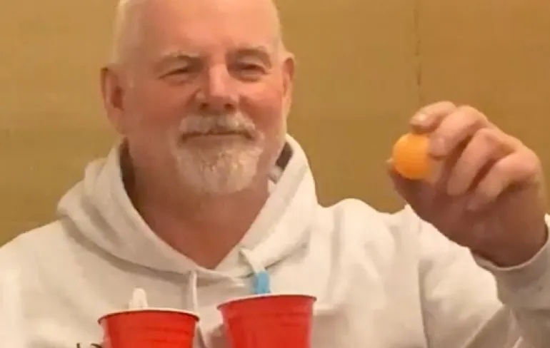 Man in zijn eentje vermaakt zich prima met pingpongballetje en bekers
