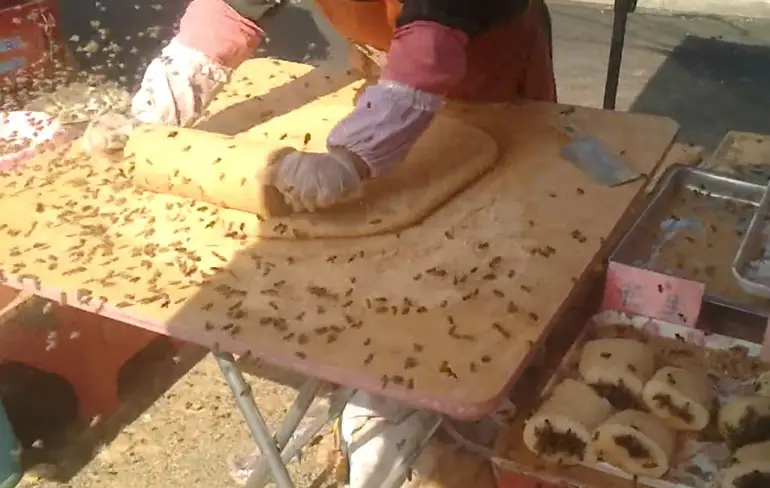 Zegt, heeft deze dame misschien een bijen probleempje?