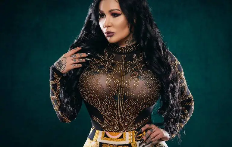 Kitana Savage liet zich voor 1 miljoen verspijkeren