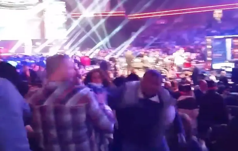 Volwassen man kan zichzelf niet in bedwang houden tijdens MMA event