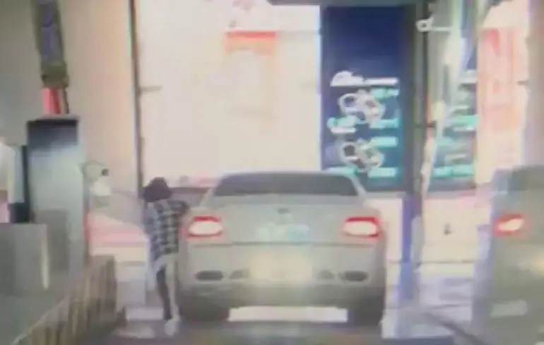 Anders vergeet je even de handrem van een Bentley