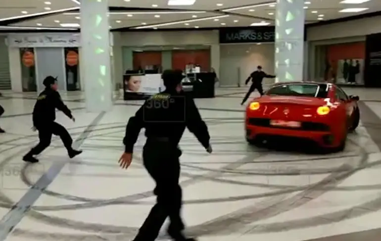 Voormalig burgermeester maakt donuts met Ferrari in winkelcentrum