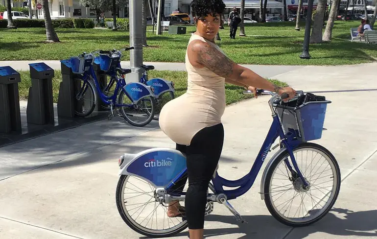 De enorme ass van Courtney Barnes