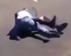 Donkere dude neemt het op tegen klein wit ventje