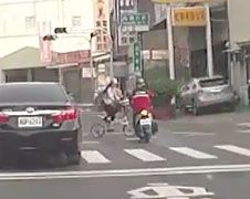 Vrouw rijdt door rood in Zhongshan