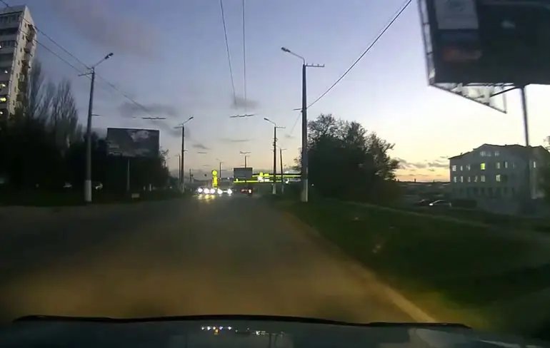 Motorrijder verliest van buschauffeur in Sevastopol