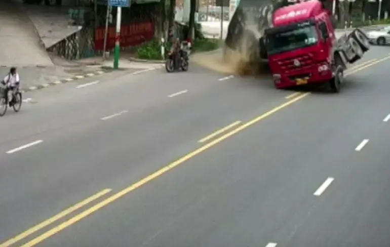 Motorrijder komt heel goed weg in Fujian Province