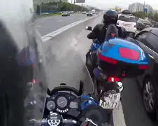 Motorrijder begroet andere motorrijder