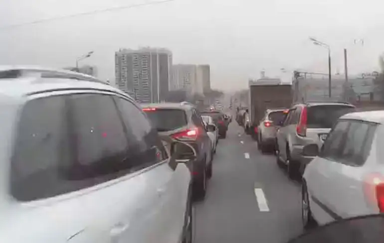 Motorrijder moet wel op blijven letten in de file