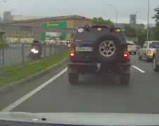 Motorrijder verliest zijn helm in Vladivostok