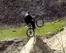 Wannabee stuntman onderneemt sprong met fietsje