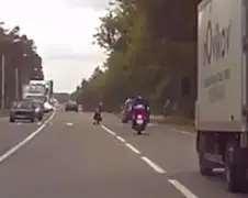 Motorrijder snapt zebrapad niet