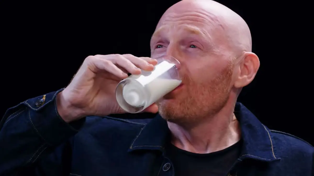 Bill Burr gaat bijna roemloos ten onder aan de kippenvleugels van Hot Ones