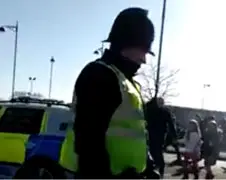 Agent nog niet helemaal wakker tijdens begeleiden Birmingham supporters