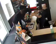 Overvaller slaat dame vol in het gezicht