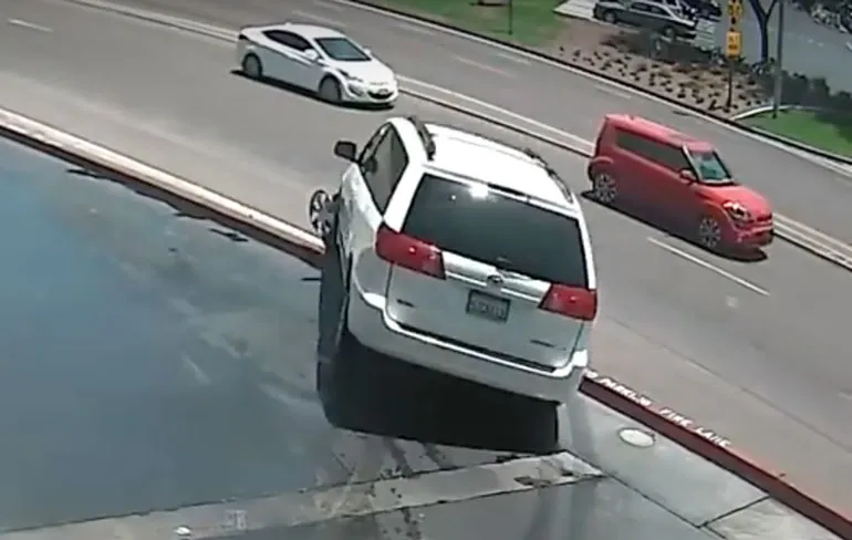 Boris heeft manier gevonden om onderkant van auto ook te reinigen