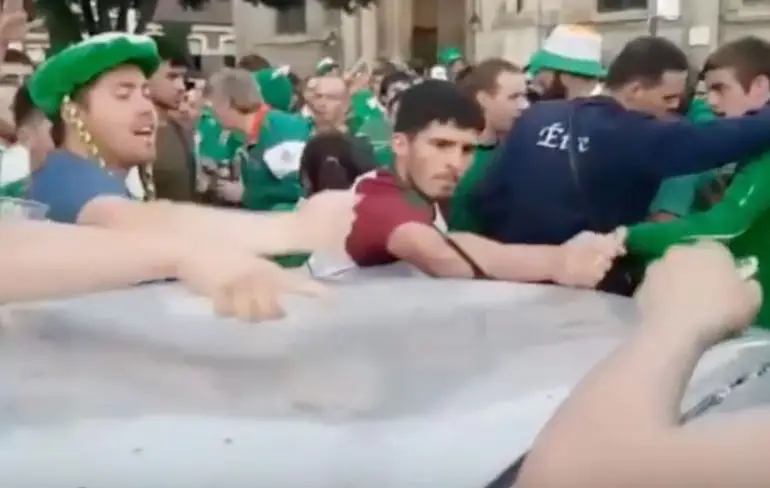 Ierse supporters slopen en repareren een auto