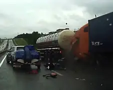 Vrachtwagen klapt hard op tankwagen