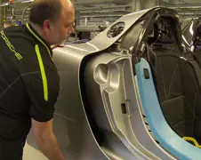 Kijkje nemen bij het in elkaar zetten van een Porsche 918 Spyder