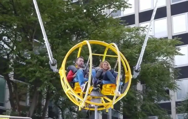 Vrouw beleeft zeer spannend moment in de Bungee Katapult in Amsterdam