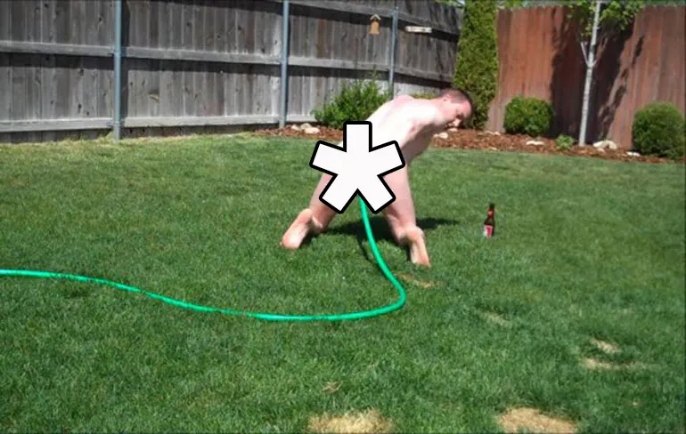 Buurman Jeffrey is de tuin aan het sproeien